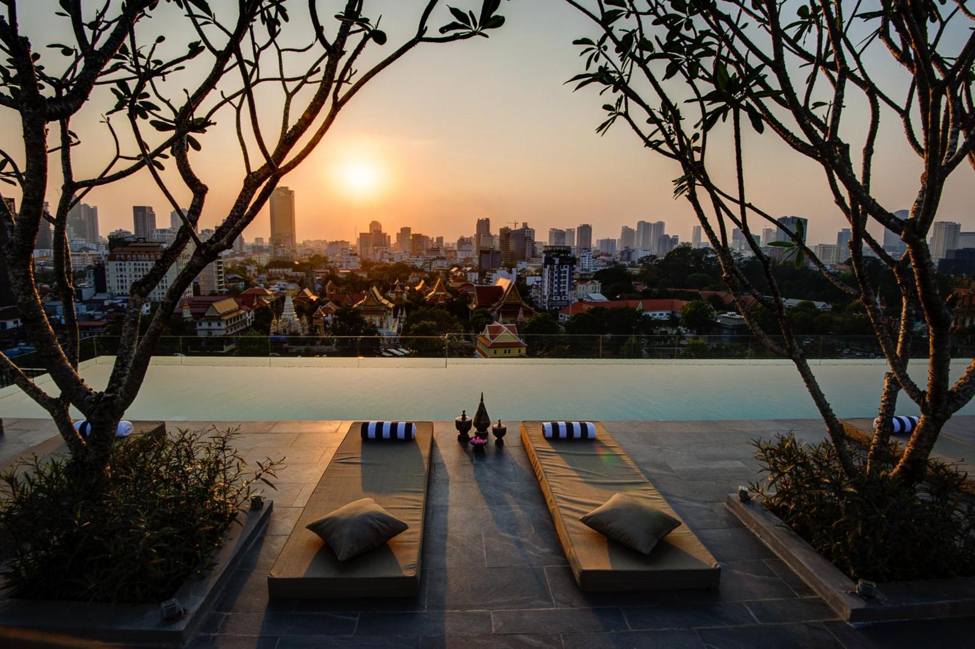 Glow Park Hotel Grand Royal Palace Phnom Penh Exterior photo